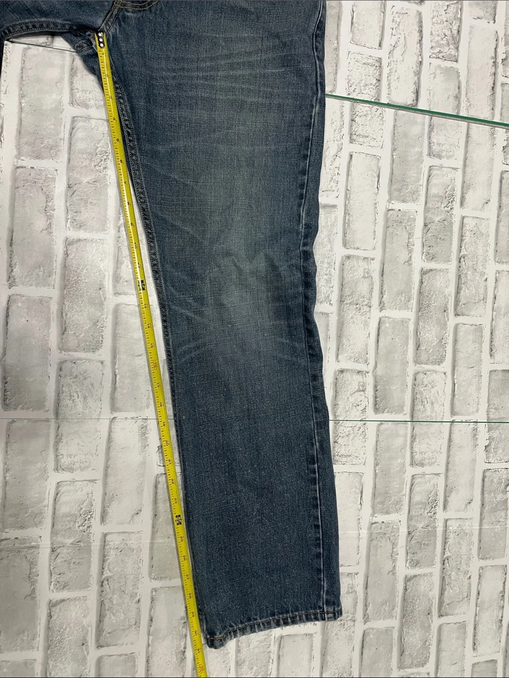Levi's Men's Faded 514 Blue Slim Straight Jeans. W32 L32. Preowned spots.